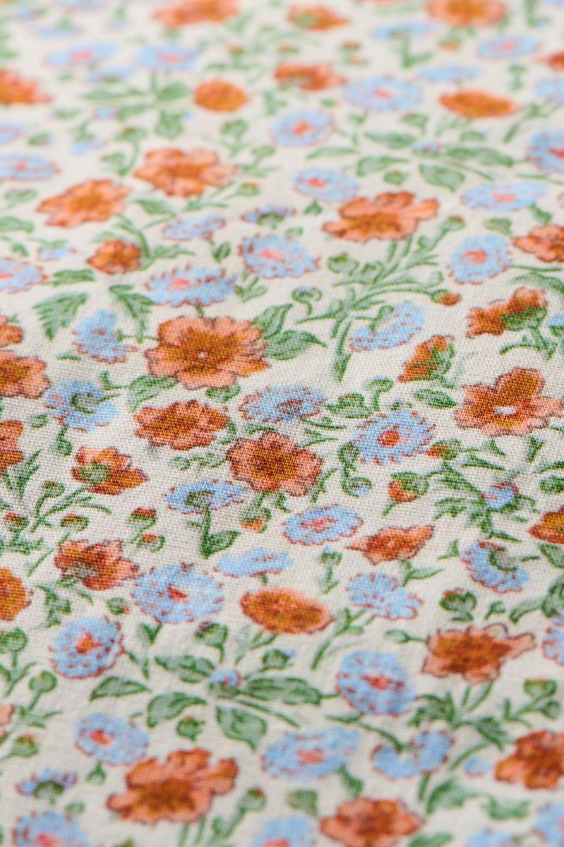 Putetrekk 60x60 -  Lyseblå og rustfargede blomster