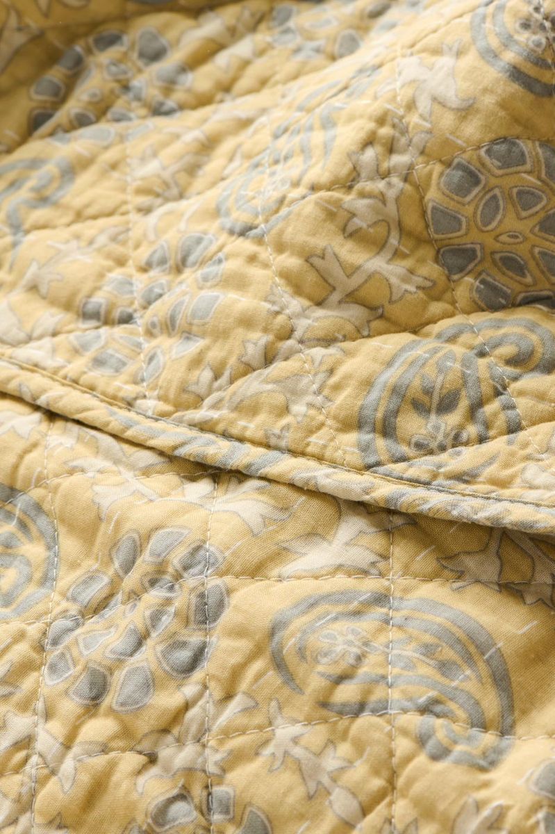 Quiltet teppe - Sart gul med offwhite og grått mønster